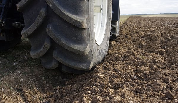 Découvrez les pneus Maxi Traction Farm de Firestone