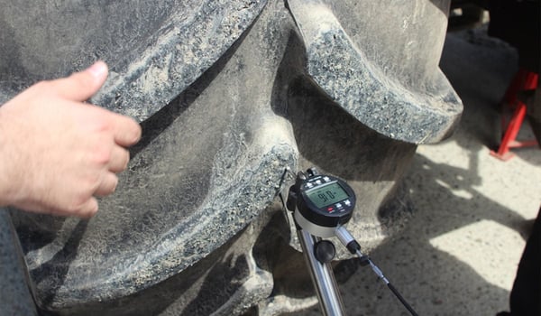 Existe-t-il des solutions au faux rond des pneus de tracteur ?