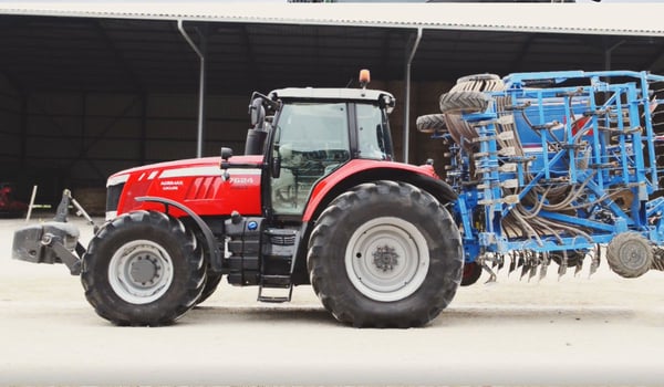 Comment le report de charge impacte les pneus arrière du tracteur ?