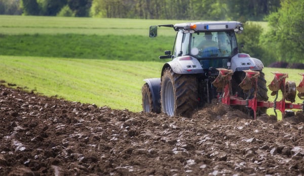 Travail aux champs du tracteur