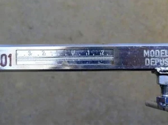 Notre contrôle permet de constater 7 mm d’écart et nécessite un réglage du parallélisme