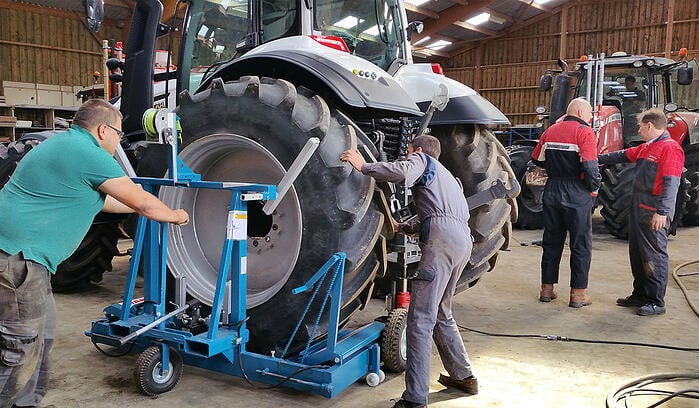 Chariot porte-roue adapté au montage et démontage des pneus agricoles