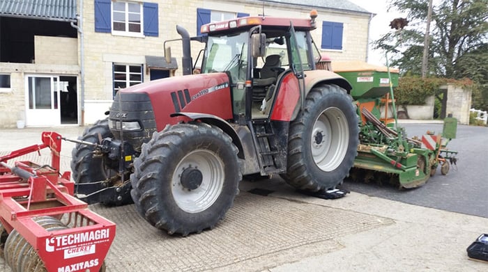 À Lannion, un tracteur avec un pneu déjanté perturbe la circulation près de  la gare