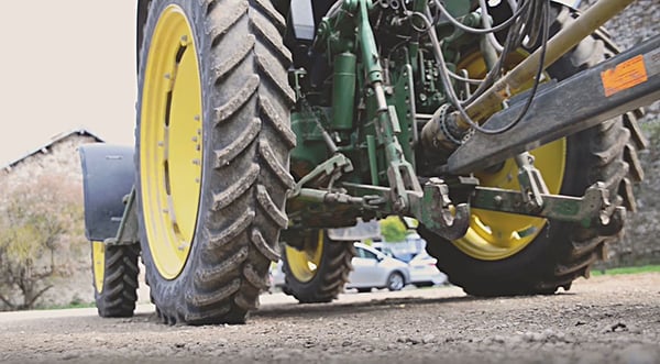 Performer 95 de Firestone, monte étroite adaptée à un pulvé tracté