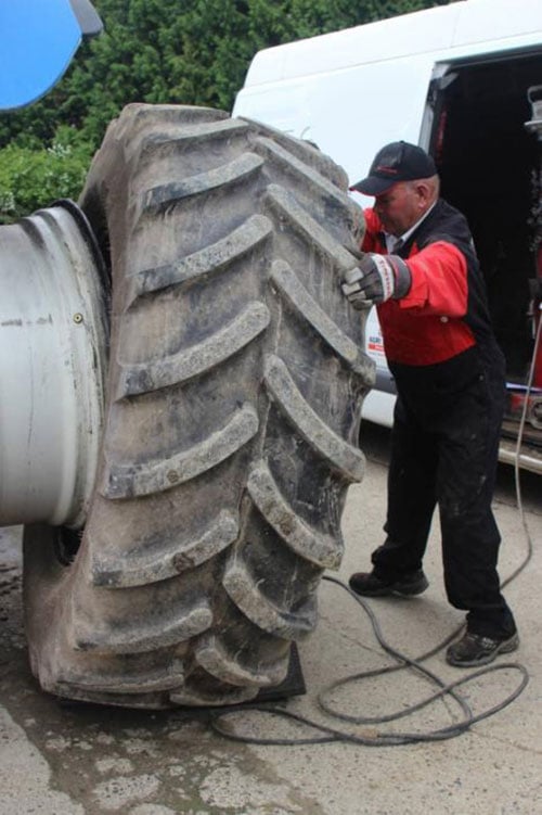Manipulation manuelle dangereuse des pneus de grandes dimensions