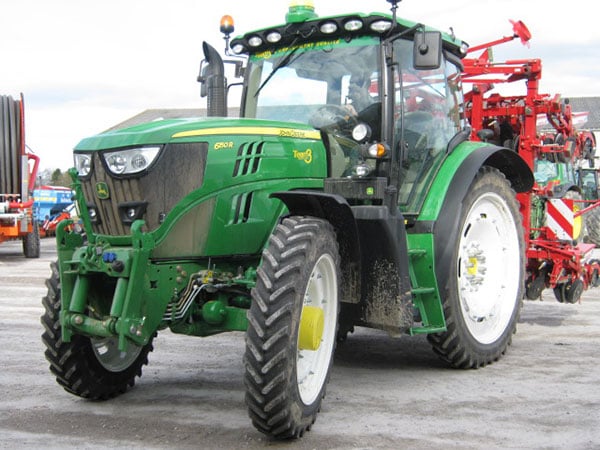 Un pneu de tracteur spécial route - Entraid