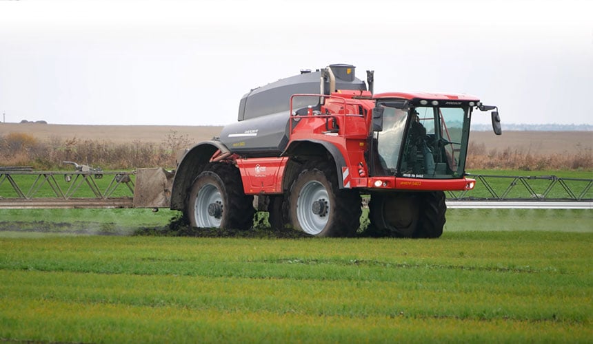 Lorsque la cuve est pleine, les pneus standards détruisent une grande partie des jeunes plants.