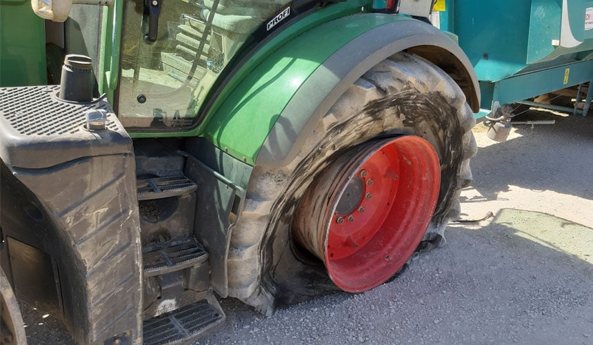 Crevaison d’un pneu agricole en charge