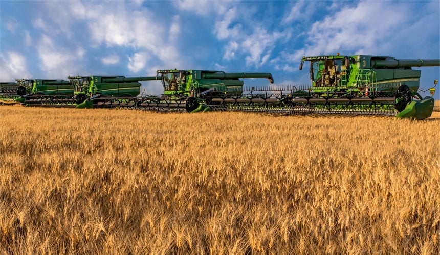 Moissonneuses équipées en pneus 900 dans les plaines de la Saskatchewan au Canada