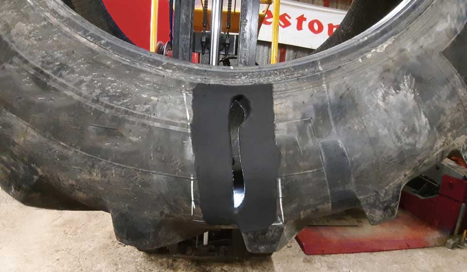 Réparation à chaud d’un pneu de tracteur