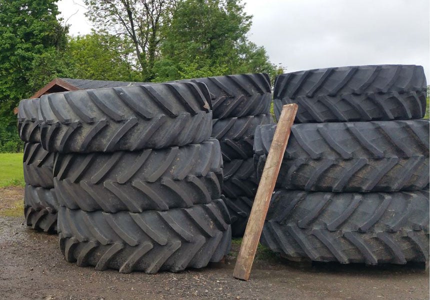 Mauvais stockage de pneus agricoles à l’extérieur entrainant un vieillissement accéléré et une déformation des pneus
