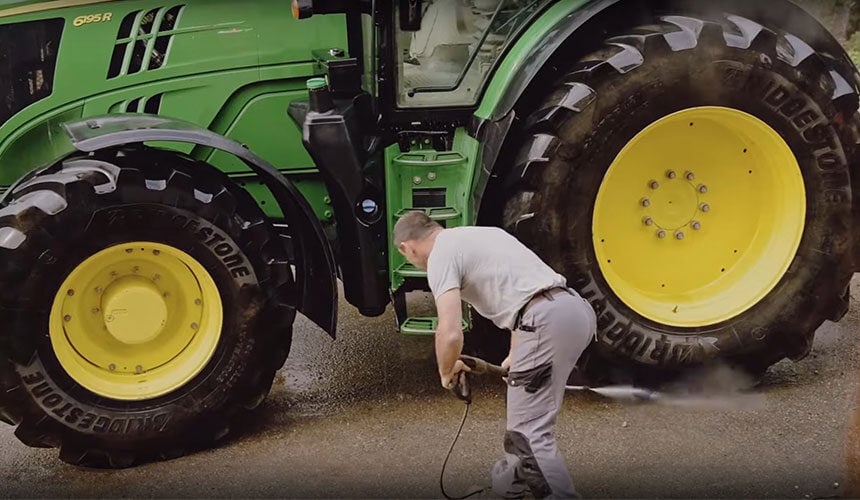 Nettoyage des pneus agricoles avant le stockage hivernal