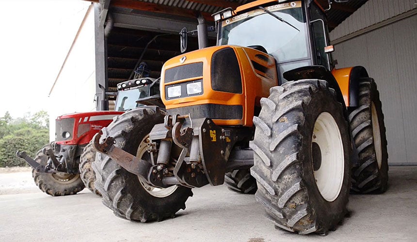 Stockage intérieur sur le tracteur sur sol plat et sec