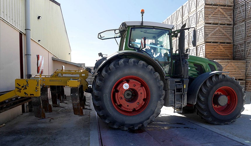 Fendt 939 équipé d’un décompacteur avec un lestage de roues pour obtenir 10 460 kg sur l’essieu arrière, nécessaire pour obtenir une forte traction.