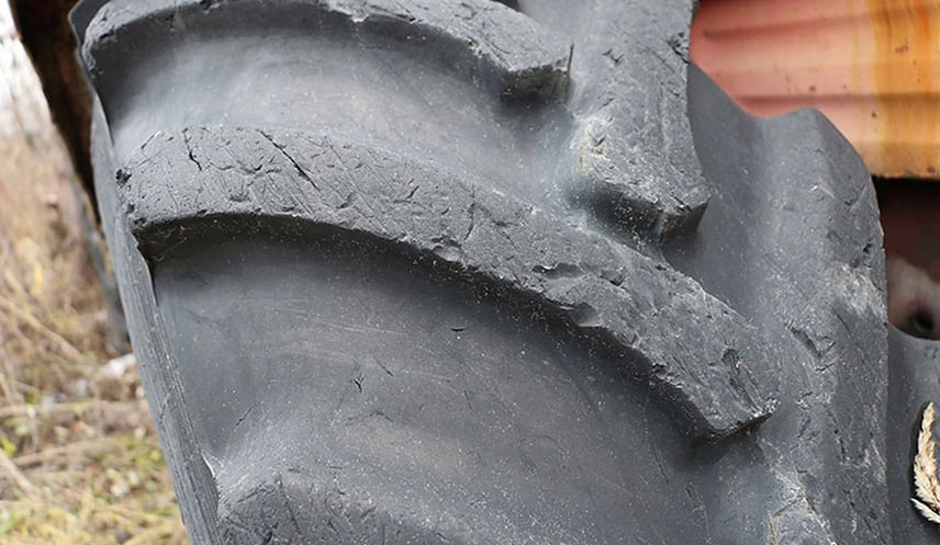 Barrettes de pneus récents griffés par des silex