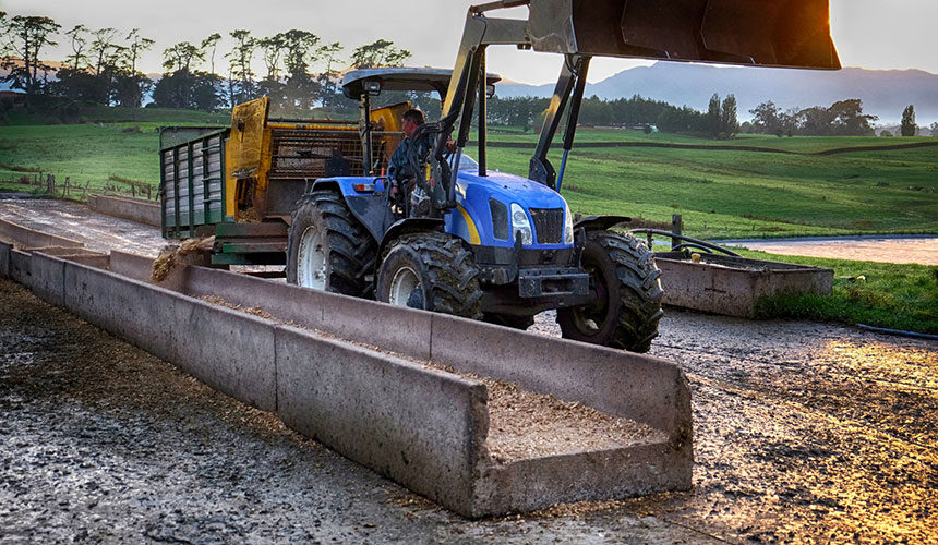 Utilisation d’un godet avant pour la gestion de l’alimentation animale