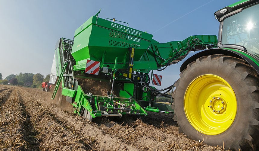 Arracheuse de pommes de terre déportée pour garder ses pneus larges basse pression sur le tracteur