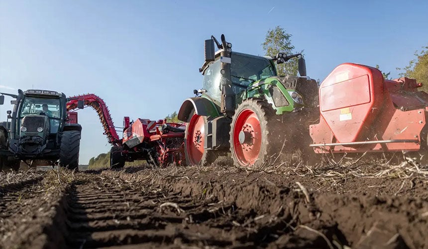 Tracteur avec pneus étroits pour une arracheuse de pommes de terre en ligne