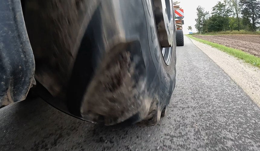 Le bitume est abrasif pour les pneus agricoles