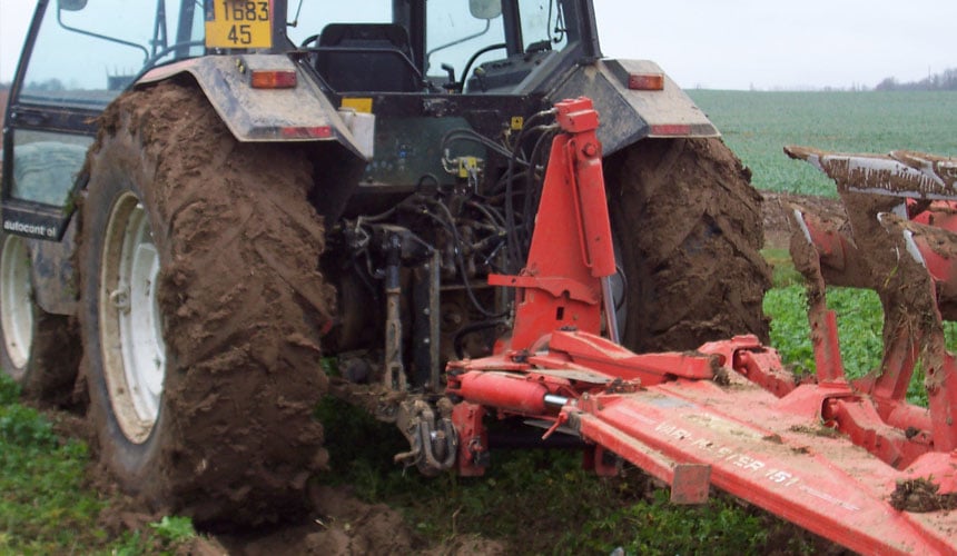 Pneu agricole à faible capacité de débourrage