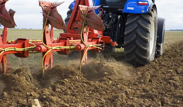 Pourquoi les pneus agricoles sont clés pour préserver les sols ?