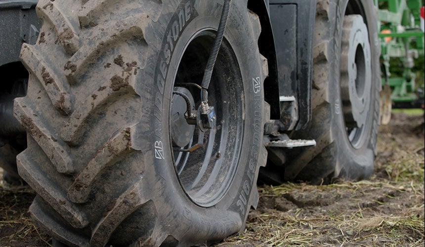 Pour les pneus larges utilisés à basse pression la ceinture acier serait trop rigide