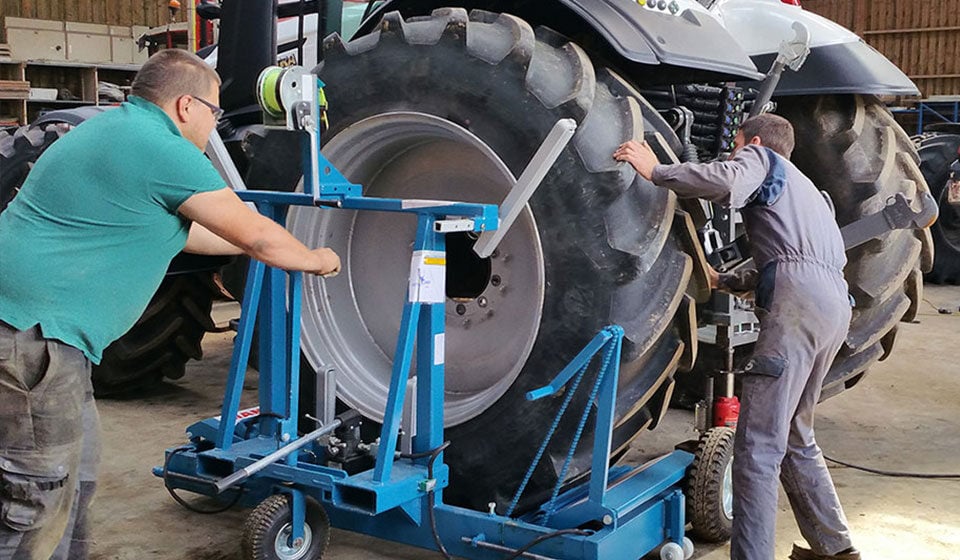 Chariot porte-roues pour positionner le pneu sans risque