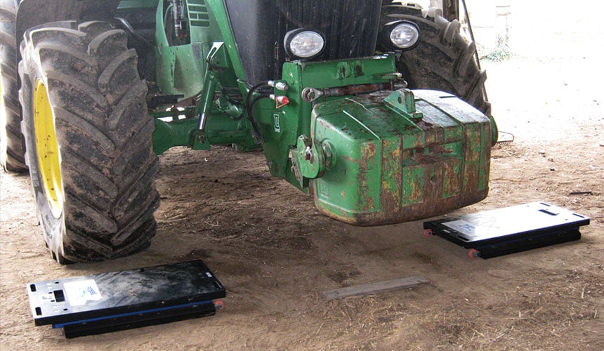 Contrôle du poids du train avant du tracteur lesté avec son outil monté
