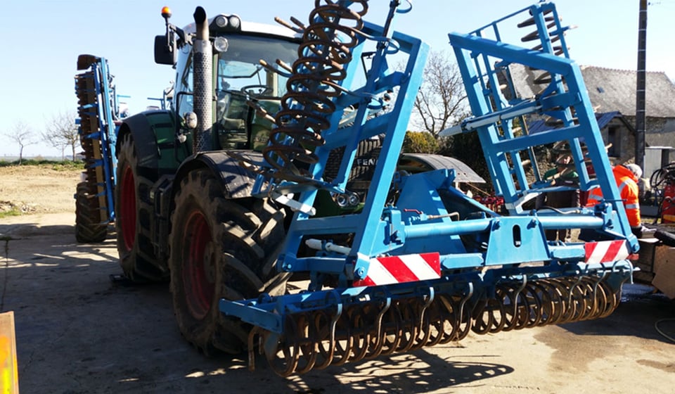Tracteur FENDT 930 305CV équipé d’un semoir de 7440 kg