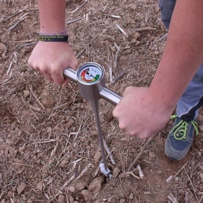 Pénétromètre pour mesurer la compaction du sol