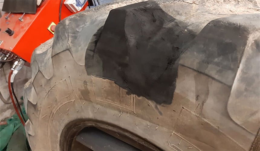 Réparation à chaud après vulcanisation de la gomme