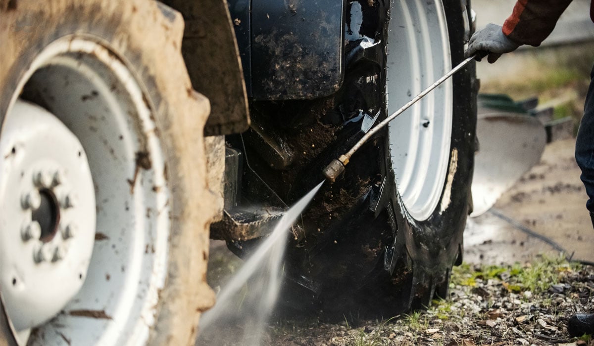 Nettoyage des pneus de tracteur pour un contrôle plus efficace