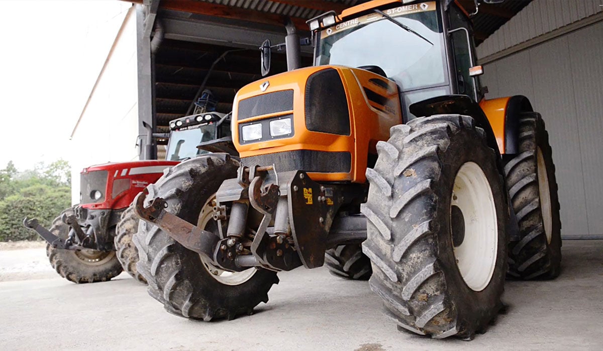 Tracteur ARES équipé en pneus Performer 85