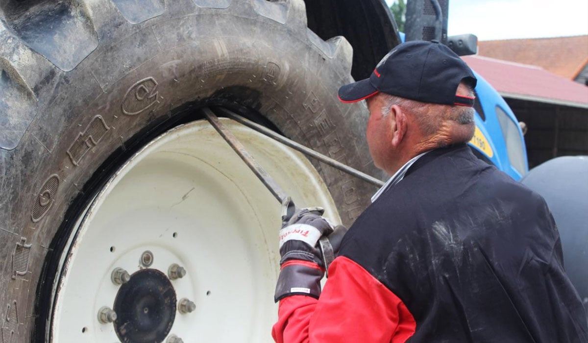 Démontage des pneus de tracteur