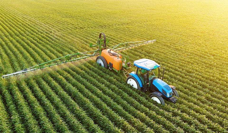 Pneus étroits pour passer facilement entre les rangs